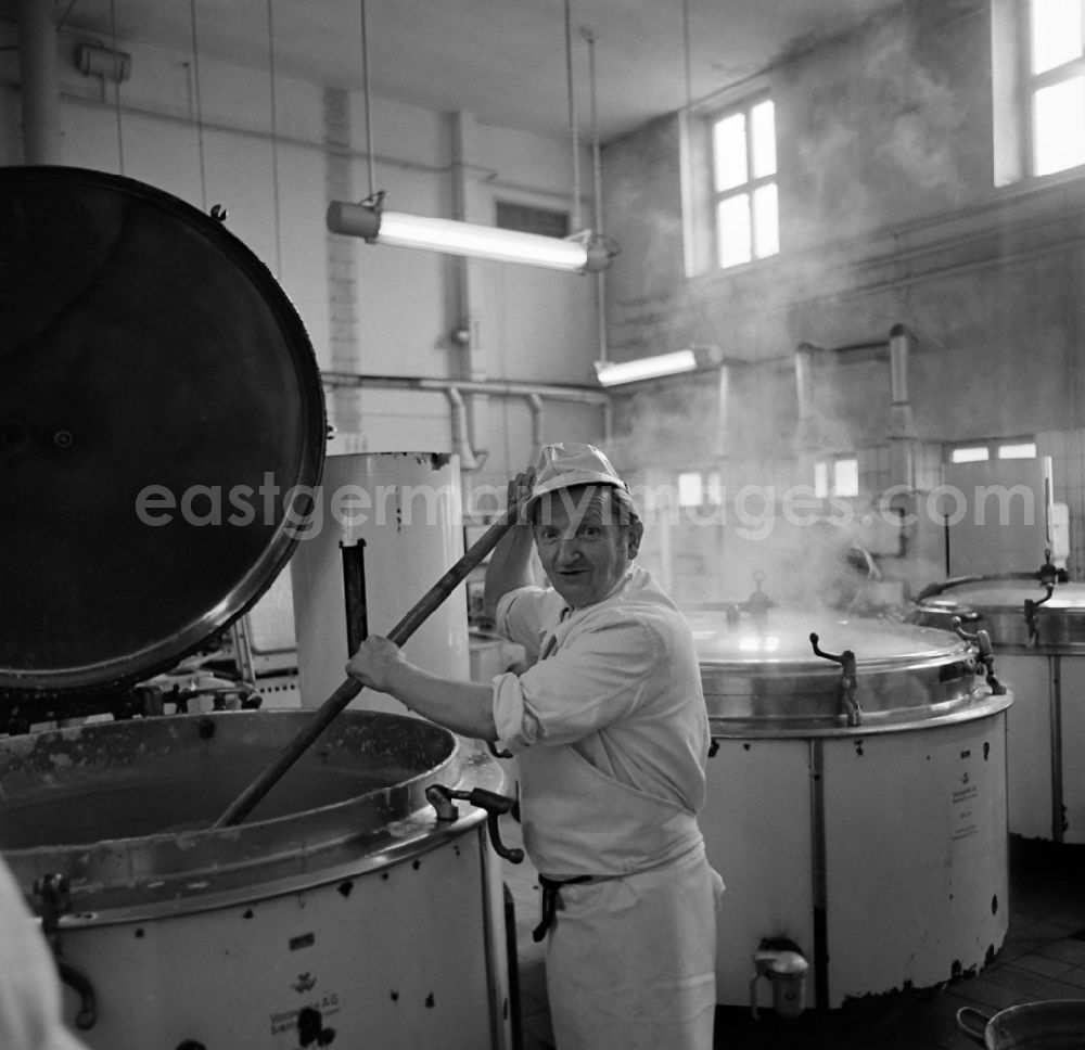 GDR picture archive: Leipzig - Employees work in the kitchen in the Andersen-Nexoe-Heim in Leipzig in the federal state of Saxony on the territory of the former GDR, German Democratic Republic