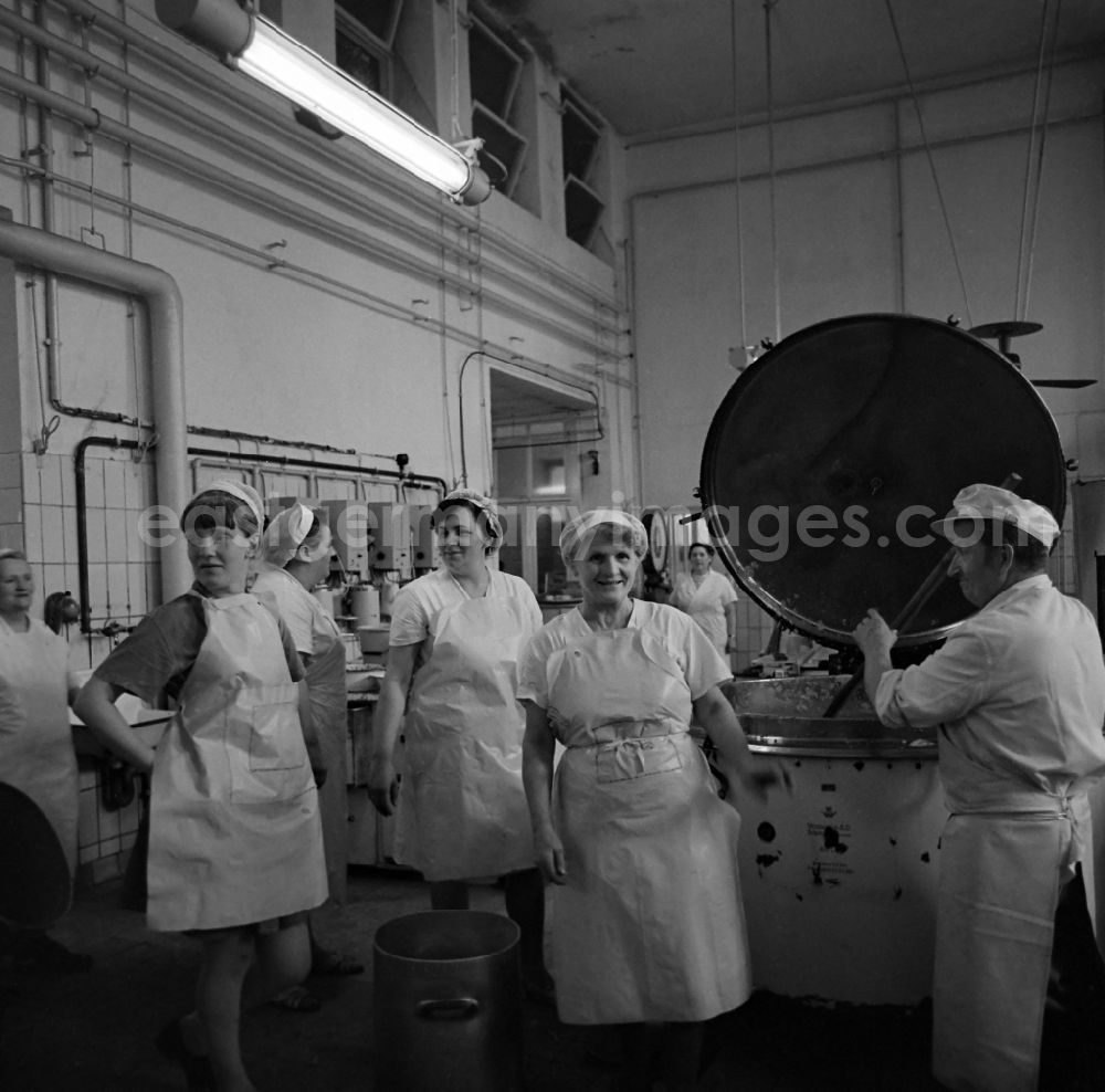 Leipzig: Employees work in the kitchen in the Andersen-Nexoe-Heim in Leipzig in the federal state of Saxony on the territory of the former GDR, German Democratic Republic