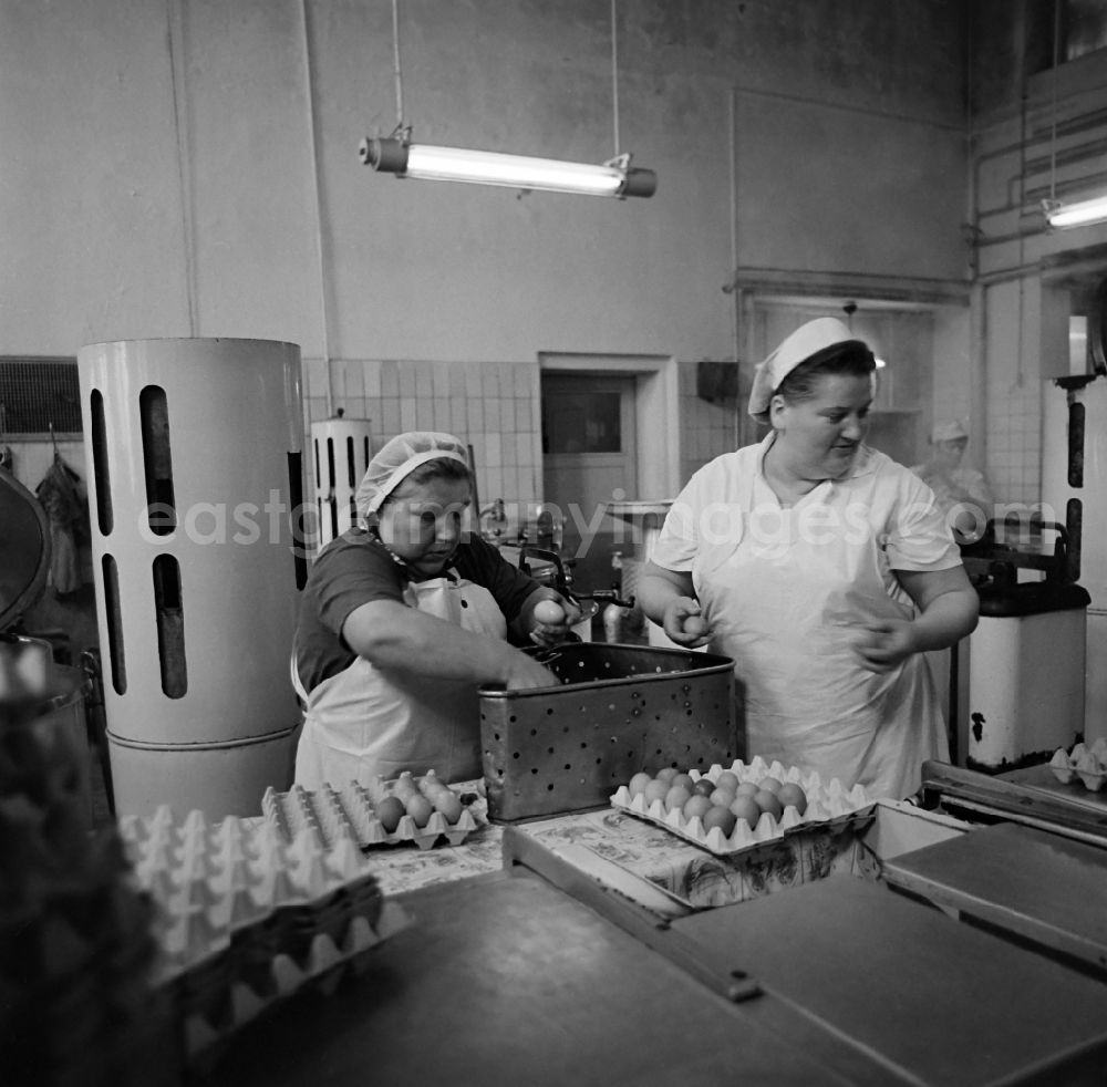 GDR image archive: Leipzig - Employees work in the kitchen in the Andersen-Nexoe-Heim in Leipzig in the federal state of Saxony on the territory of the former GDR, German Democratic Republic