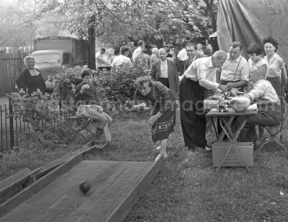 GDR photo archive: Leipzig - Young and old have a lot of fun bowling at an allotment garden site in Leipzig in the state Saxony on the territory of the former GDR, German Democratic Republic