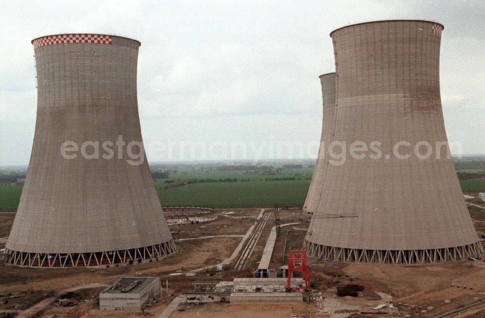 GDR image archive: Stendal - Blick auf die Bauruine des Kernkraftwerkes Stendal. Im Bild die mittlerweile gesprengten Kühltürme. Das KKW Stendal wäre das größte deutsche Atomkraftwerk geworden. Seine vier russischen Druckwasserreaktorblöcke hätten jeweils 100