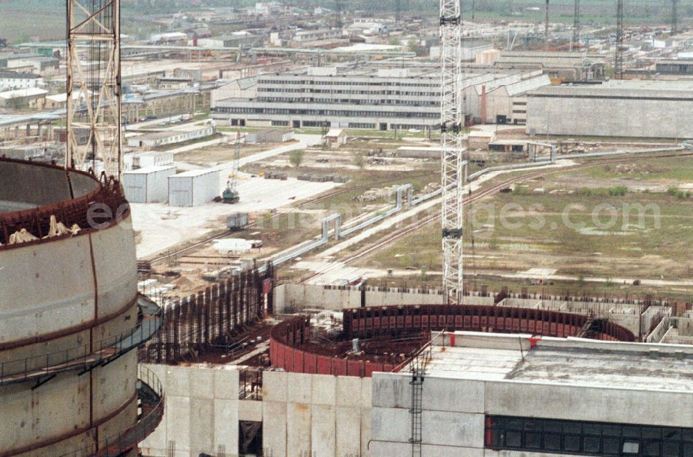 GDR photo archive: Stendal - Blick auf die Bauruine des Kernkraftwerkes Stendal. Im Bild ein unfertiger Reaktorblock. Das KKW Stendal wäre das größte deutsche Atomkraftwerk geworden. Seine vier russischen Druckwasserreaktorblöcke hätten jeweils 100