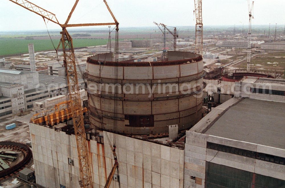 Stendal: Blick auf die Bauruine des Kernkraftwerkes Stendal. Im Bild ein unfertiger Reaktorblock. Das KKW Stendal wäre das größte deutsche Atomkraftwerk geworden. Seine vier russischen Druckwasserreaktorblöcke hätten jeweils 100