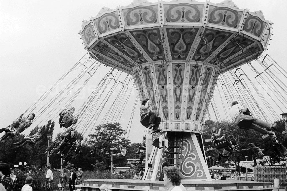 GDR photo archive: Berlin - Chain carousel on the area of the cultural park Plaenterwald in Berlin, the former capital of the GDR, German democratic republic