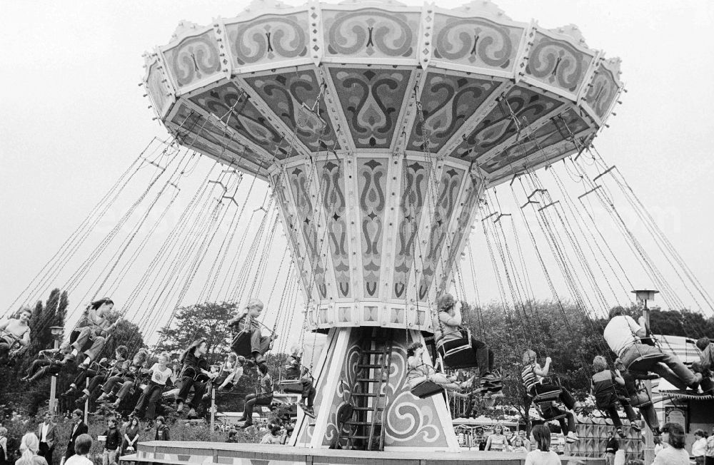 GDR picture archive: Berlin - Chain carousel on the area of the cultural park Plaenterwald in Berlin, the former capital of the GDR, German democratic republic