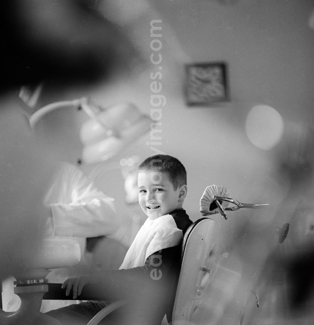 GDR image archive: Berlin - Child during dental checkup at the dentist in Berlin