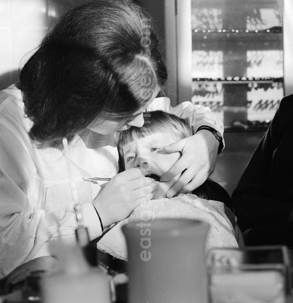 GDR photo archive: Berlin - Child during dental checkup at the dentist in Berlin