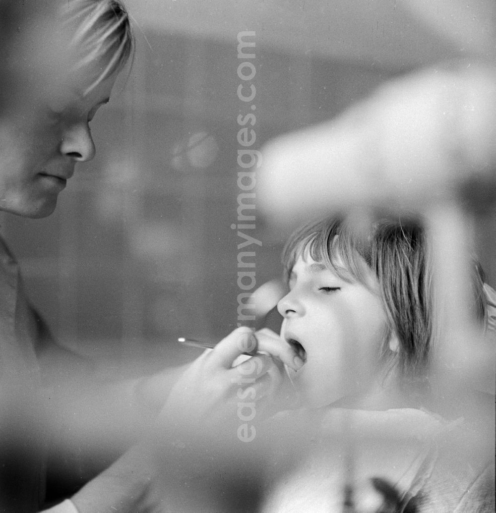 GDR picture archive: Berlin - Child during dental checkup at the dentist in Berlin
