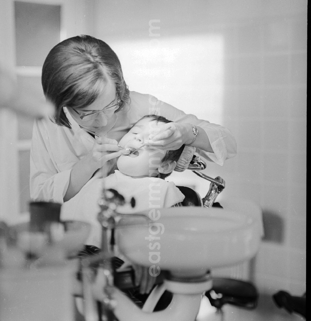 Berlin: Child during dental checkup at the dentist in Berlin