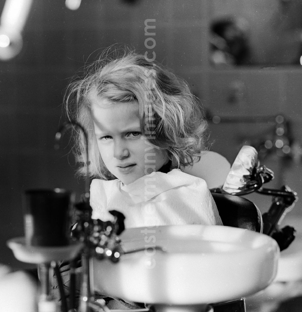 GDR photo archive: Berlin - Child during dental checkup at the dentist in Berlin