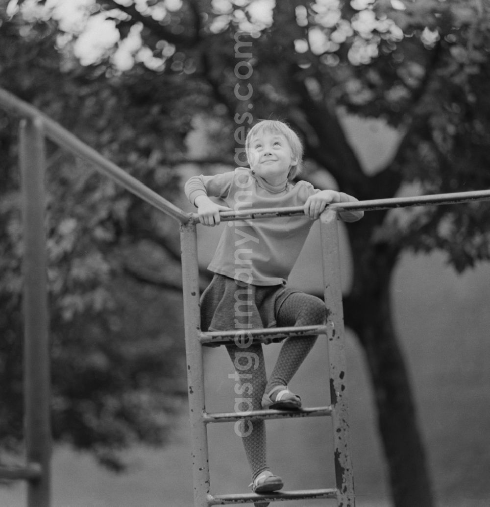 GDR picture archive: Berlin - Child climbs on a jungle gym in Berlin