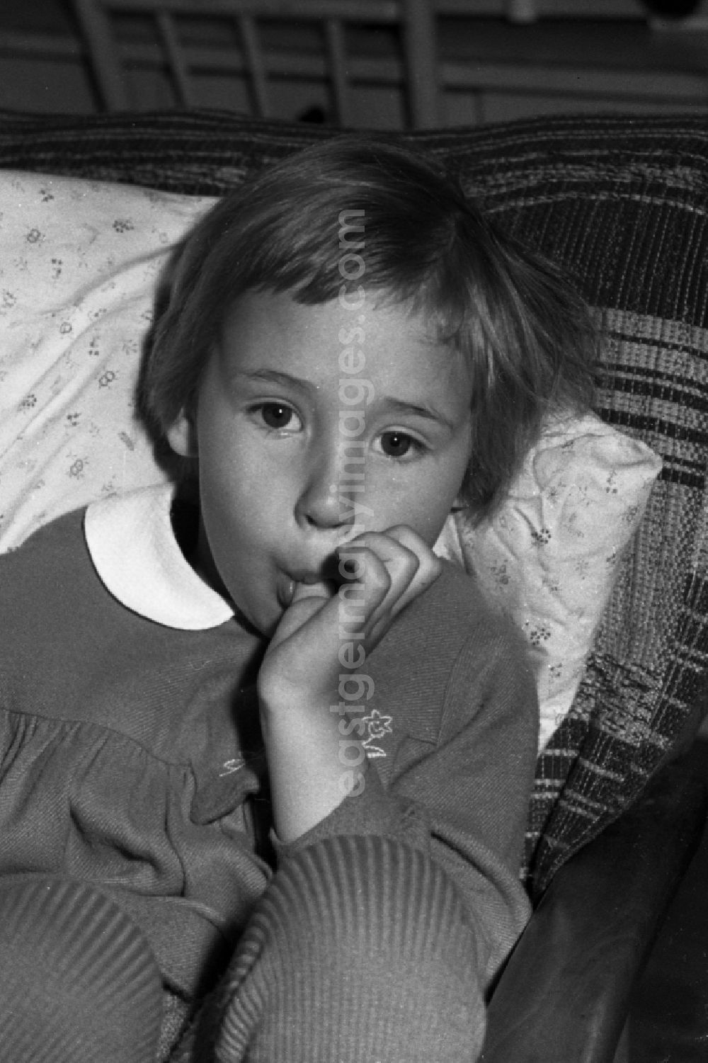 GDR image archive: Merseburg - Child sucks at the thumb in Merseburg in the federal state Saxony-Anhalt in the area of the former GDR, German democratic republic