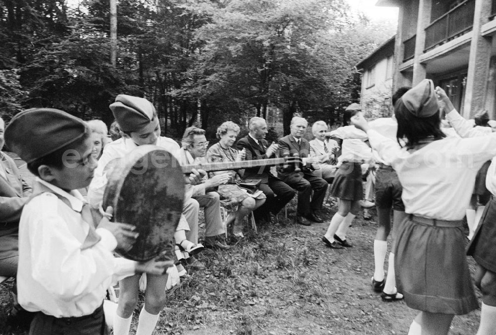 GDR photo archive: Joachimsthal - Children from all over the world to guest in the pioneer's republic Wilhelm Pieck in the Werbellinsee in Joachimsthal in the federal state Brandenburg in the area of the former GDR, German democratic republic. As a guest of honour Konrad Naumann, 1st secretary of the district management SED Berlin and member of the Politburo of the central committee of the SED also took part in the GDR