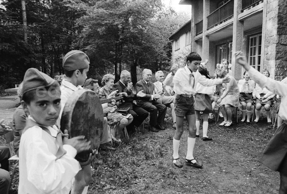 GDR picture archive: Joachimsthal - Children from all over the world to guest in the pioneer's republic Wilhelm Pieck in the Werbellinsee in Joachimsthal in the federal state Brandenburg in the area of the former GDR, German democratic republic. As a guest of honour Konrad Naumann, 1st secretary of the district management SED Berlin and member of the Politburo of the central committee of the SED also took part in the GDR