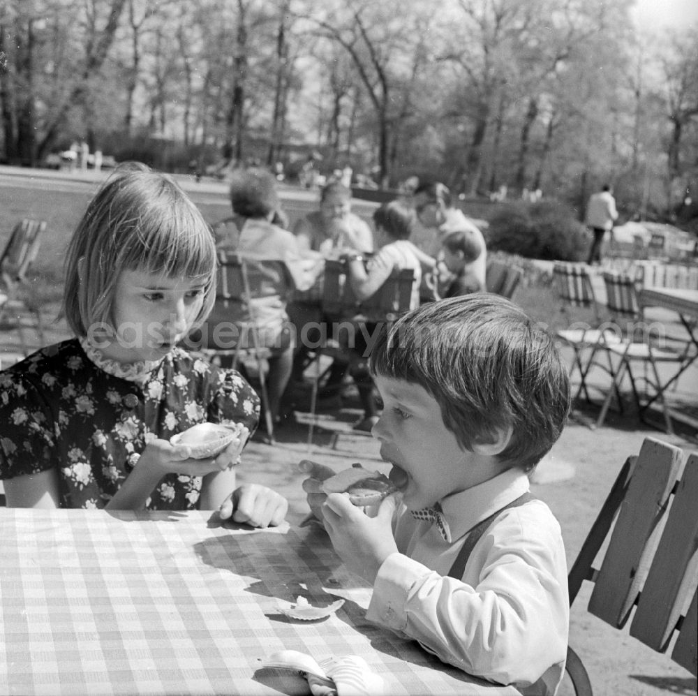 GDR image archive: Berlin - A brothers and sisters pair / children sit at a table in an open air restaurant and eat an ice in Berlin, the former capital of the GDR, German democratic republic