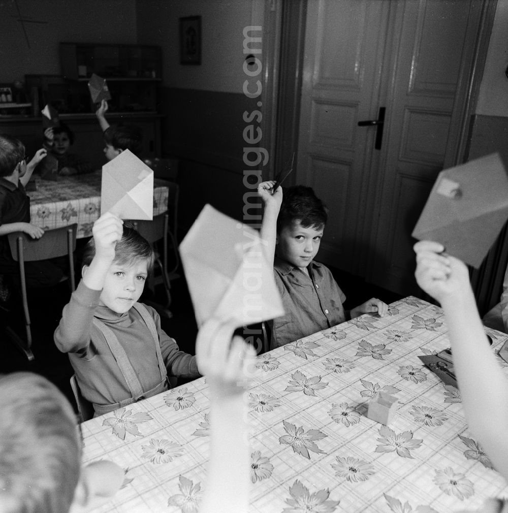 Bad Belzig: Children doing handicrafts together in the children's home in the Glien estate in Bad Belzig in the federal state of Brandenburg on the territory of the former GDR, German Democratic Republic