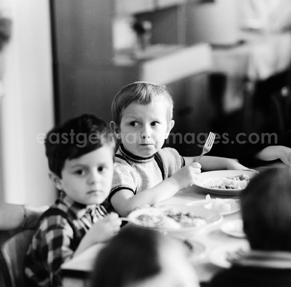 GDR image archive: Bad Belzig - Children having lunch together at the children's home in the Glien estate in Bad Belzig in the federal state of Brandenburg on the territory of the former GDR, German Democratic Republic