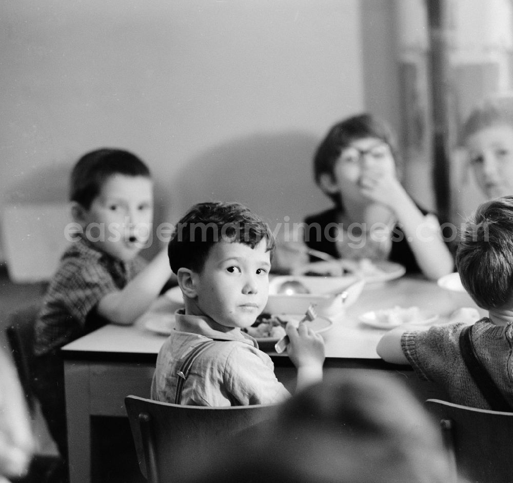 Bad Belzig: Children having lunch together at the children's home in the Glien estate in Bad Belzig in the federal state of Brandenburg on the territory of the former GDR, German Democratic Republic