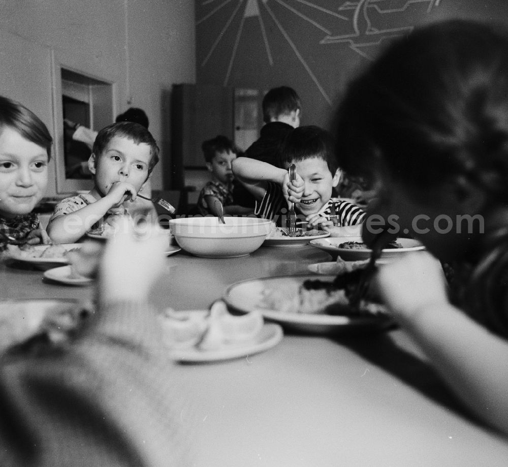 GDR image archive: Bad Belzig - Children having lunch together at the children's home in the Glien estate in Bad Belzig in the federal state of Brandenburg on the territory of the former GDR, German Democratic Republic