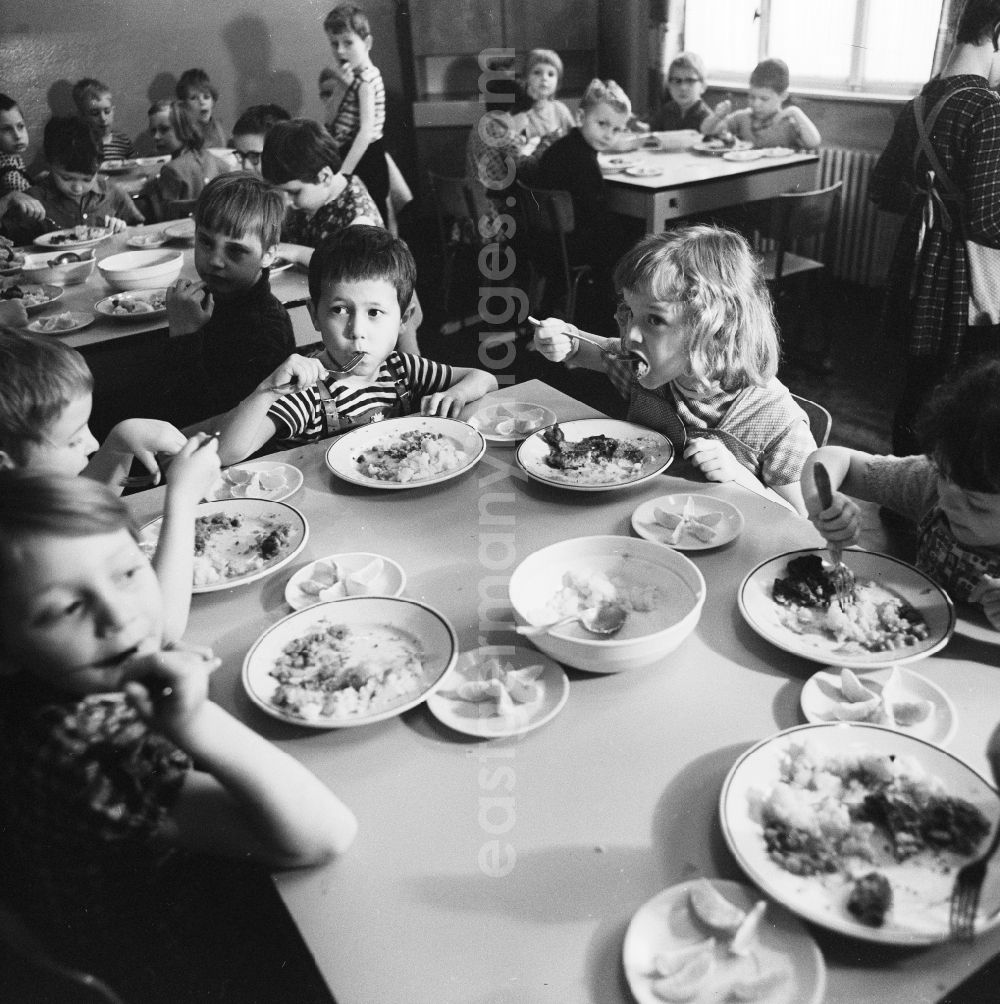 GDR picture archive: Bad Belzig - Children having lunch together at the children's home in the Glien estate in Bad Belzig in the federal state of Brandenburg on the territory of the former GDR, German Democratic Republic