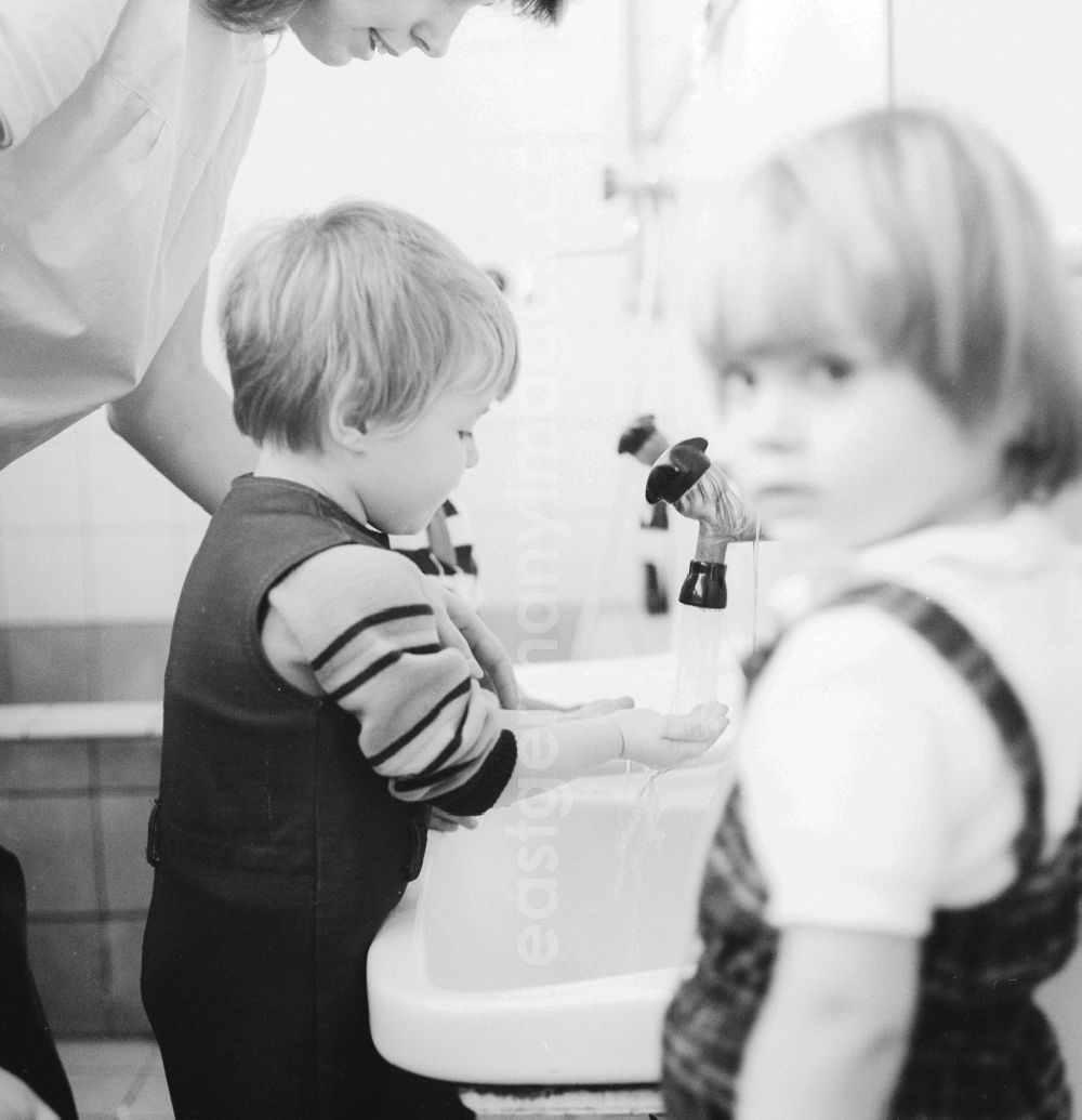 GDR image archive: Berlin - Children when washing your hands in a daycare center in Berlin, the former capital of the GDR, the German Democratic Republic