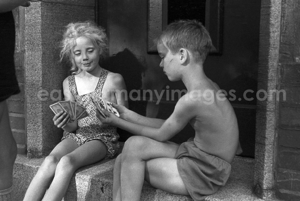 GDR image archive: Malge - Children at play cards in Malge in Brandenburg