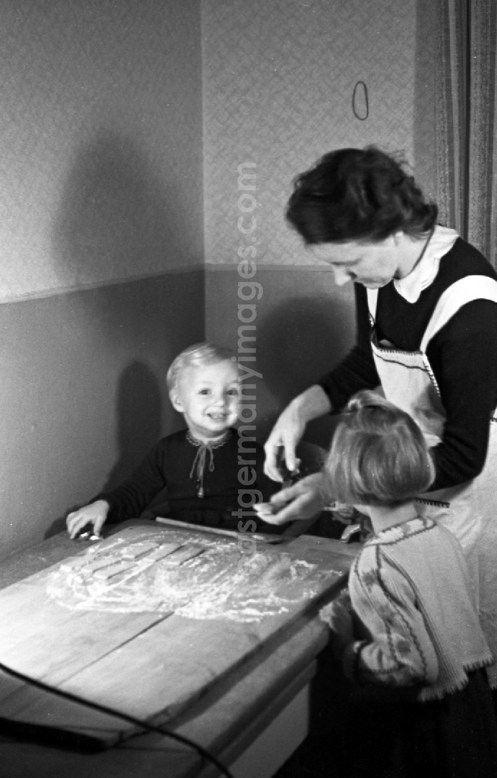 GDR picture archive: Merseburg - Children with the little place bake in the kitchen in Merseburg in the federal state Saxony-Anhalt in Germany