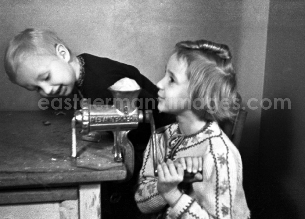 GDR image archive: Merseburg - Children with the little place bake in the kitchen in Merseburg in the federal state Saxony-Anhalt in Germany