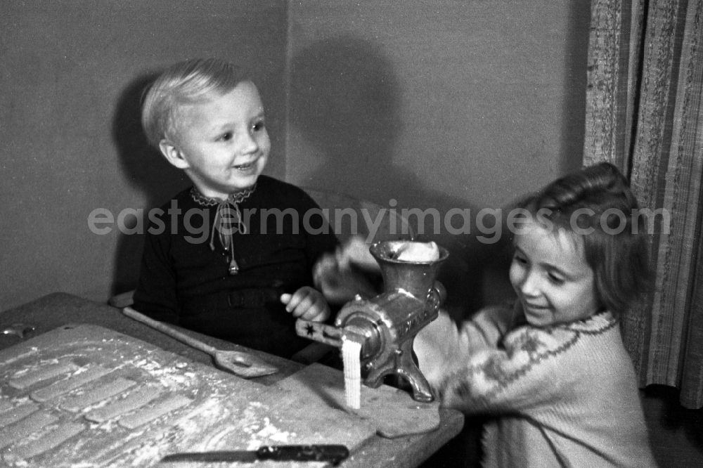 Merseburg: Children with the little place bake in the kitchen in Merseburg in the federal state Saxony-Anhalt in Germany