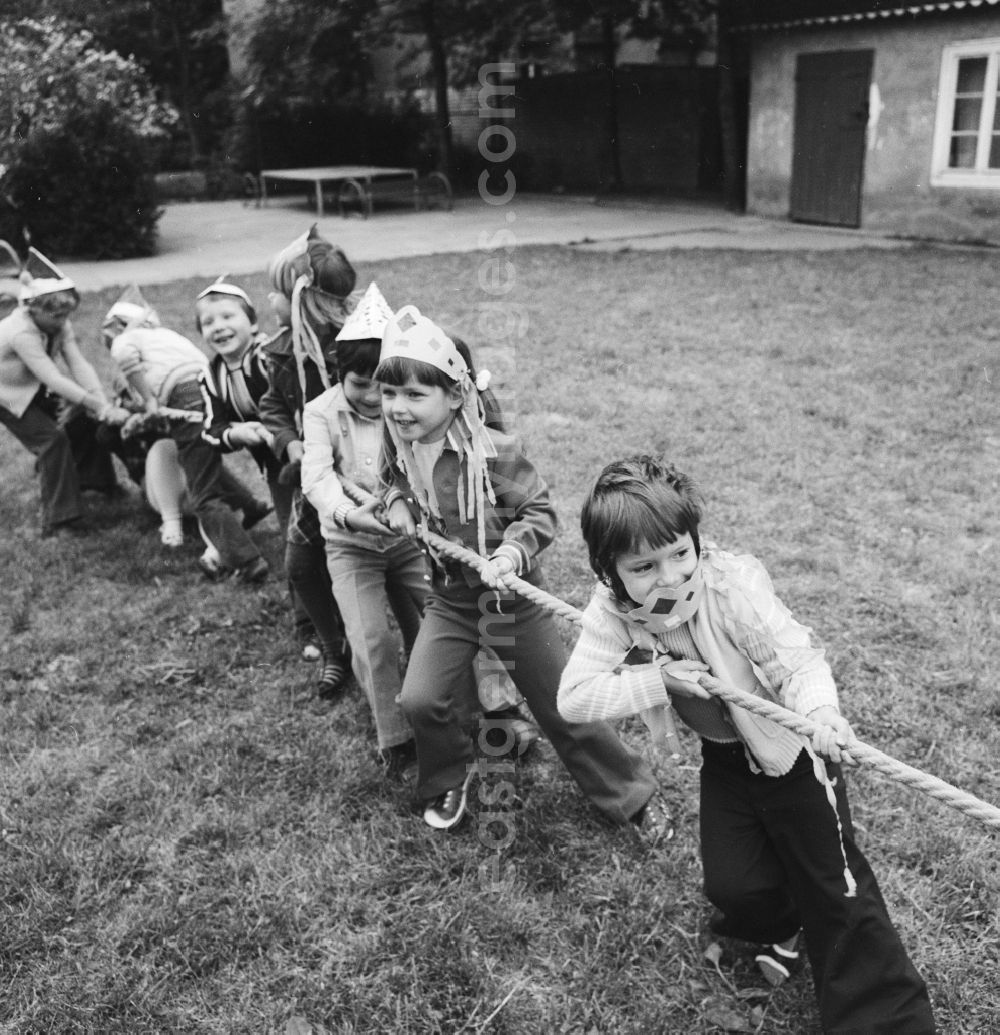GDR image archive: Berlin - Children at the tug of war in nursery school in Berlin