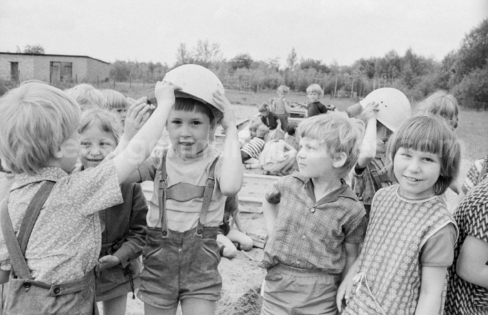 GDR image archive: Eberswalde - Children in day care center of VEB mill Finow playing outside in the sand box in Eberswalde in Brandenburg on the territory of the former GDR, German Democratic Republic