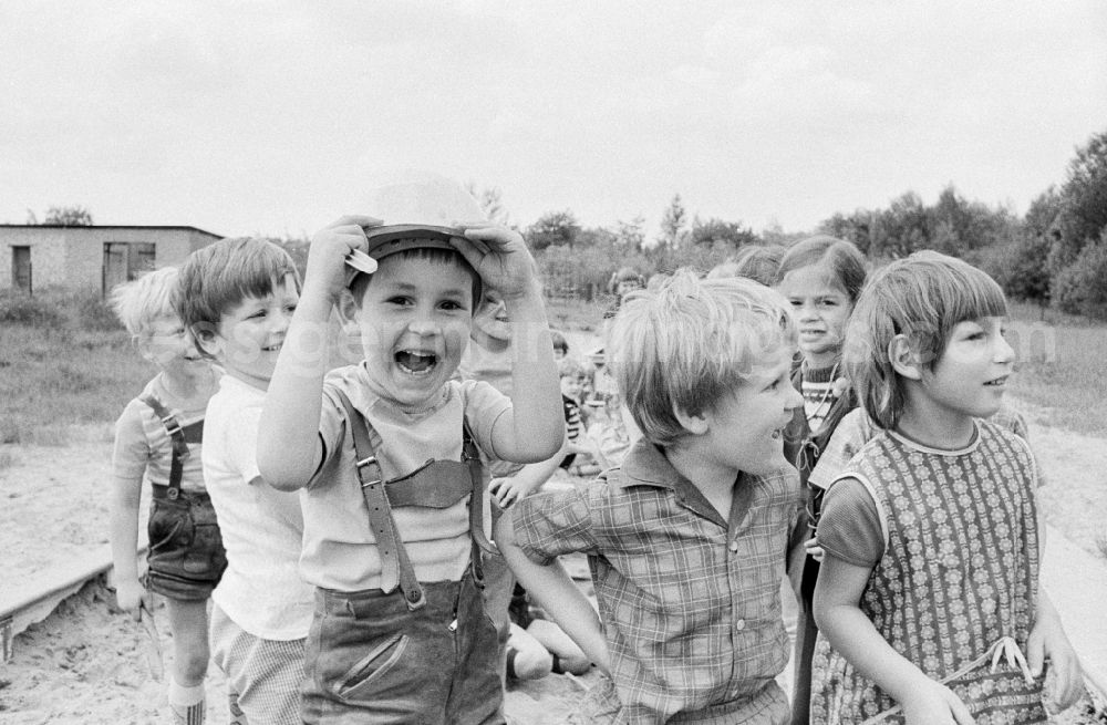 GDR photo archive: Eberswalde - Children in day care center of VEB mill Finow playing outside in the sand box in Eberswalde in Brandenburg on the territory of the former GDR, German Democratic Republic