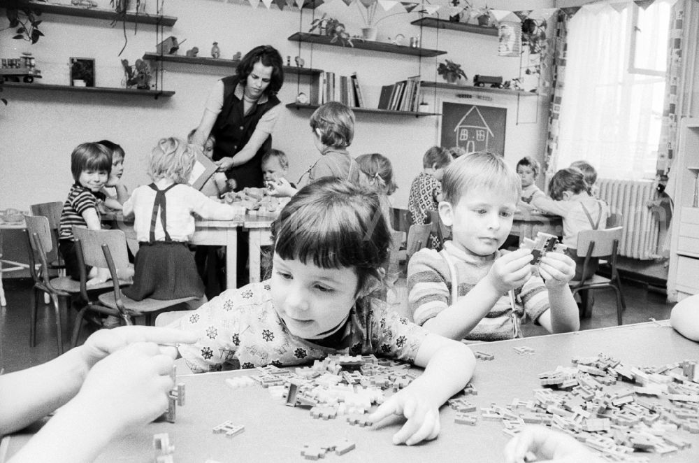 GDR picture archive: Eberswalde - Playing children in the day care center of VEB mill Finow Eberswalde in Brandenburg on the territory of the former GDR, German Democratic Republic