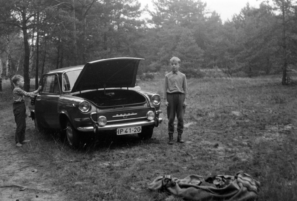 GDR picture archive: Berlin - Children at a Skoda 100
