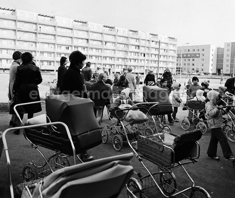 GDR photo archive: Halle Neustadt - Viele Mütter mit Kinderwagen und Kindern an einer Kaufhalle im Wohngebiet Halle-Neustadt. Am Standort der Chemieindustrie der DDR wurde in den 1960er und 197