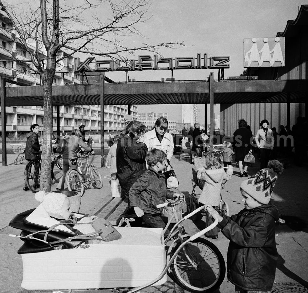 GDR photo archive: Halle Neustadt - Mütter mit Kinderwagen und Kindern an einer Kaufhalle im Wohngebiet Halle-Neustadt. Am Standort der Chemieindustrie der DDR wurde in den 1960er und 197