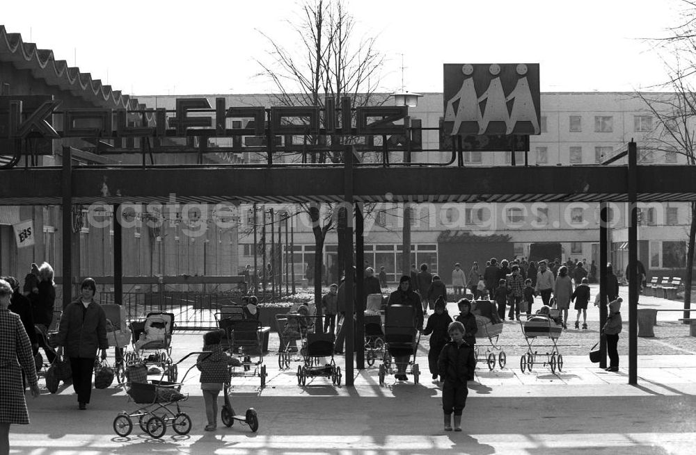GDR picture archive: Halle Neustadt - Kinder und Erwachsene sowie viele Kinderwagen stehen vor einer Kaufhalle im Wohngebiet Halle-Neustadt. Am Standort der Chemieindustrie der DDR wurde in den 1960er und 197