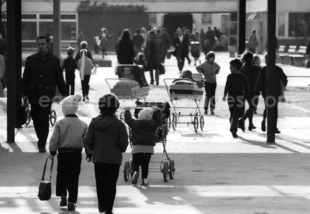 Halle Neustadt: Anwohner, Kinder mit Kinderwagen an einer Kaufhalle im Wohngebiet Halle-Neustadt. Am Standort der Chemieindustrie der DDR wurde in den 1960er und 197