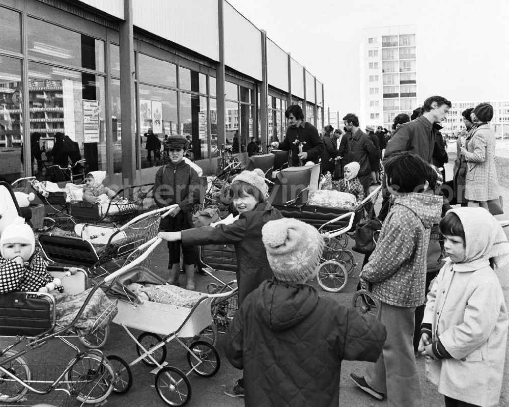 GDR picture archive: Halle Neustadt - Große und kleine Kinder mit Kinderwagen und ihren Eltern an einer Kaufhalle im Wohngebiet Halle-Neustadt. Am Standort der Chemieindustrie der DDR wurde in den 1960er und 197