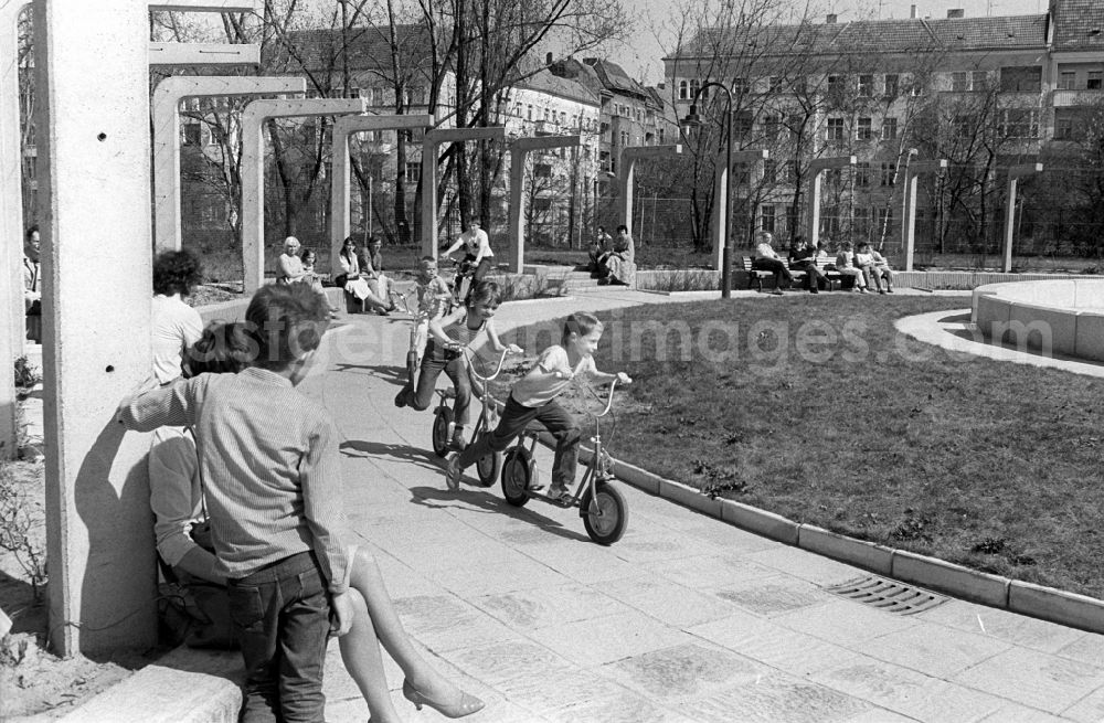 GDR picture archive: Berlin - Children ride scooters in the Ernst Thalmann Park in Berlin. The Ernst Thalmann park was created in the 198