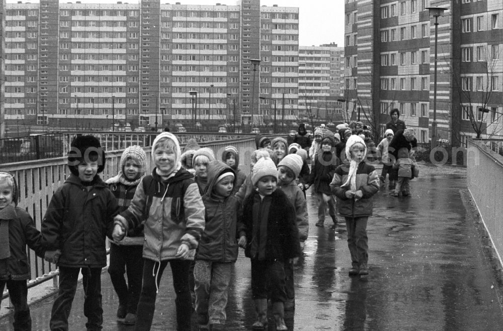GDR image archive: Magdeburg - Children walk on a pedestrian bridge over the city highway tangent in a housing area with houses in the industrialized building style in the district of Magdeburg-Nord
