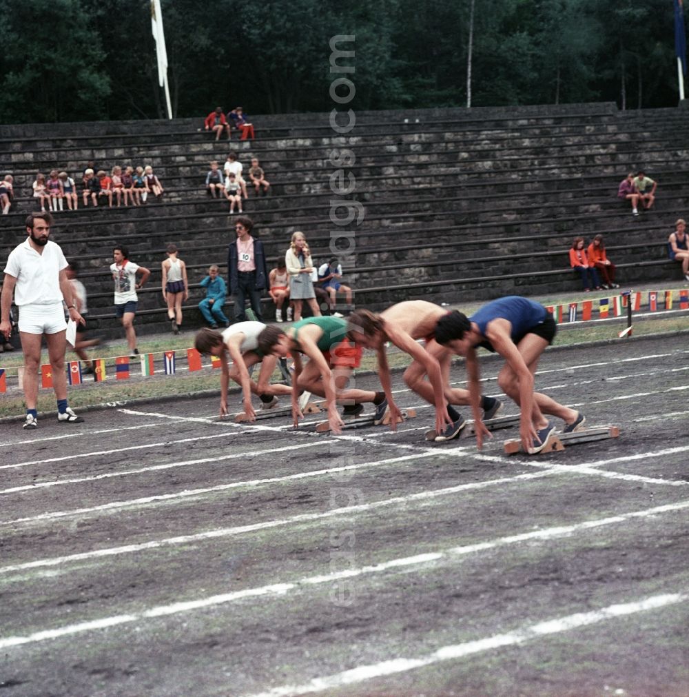 GDR picture archive: Berlin - Start or the beginning of the barrel of a sporty race on the children and youth Spartakiade / sports competition in Berlin