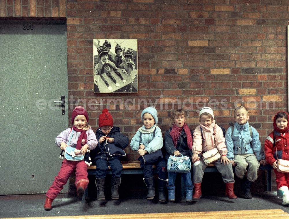 GDR image archive: Berlin - Children and young people after a training session in the hall of the TSC Berlin in the children's and youth sports sports forum in the district of Hohenschoenhausen in Berlin East Berlin on the territory of the former GDR, German Democratic Republic