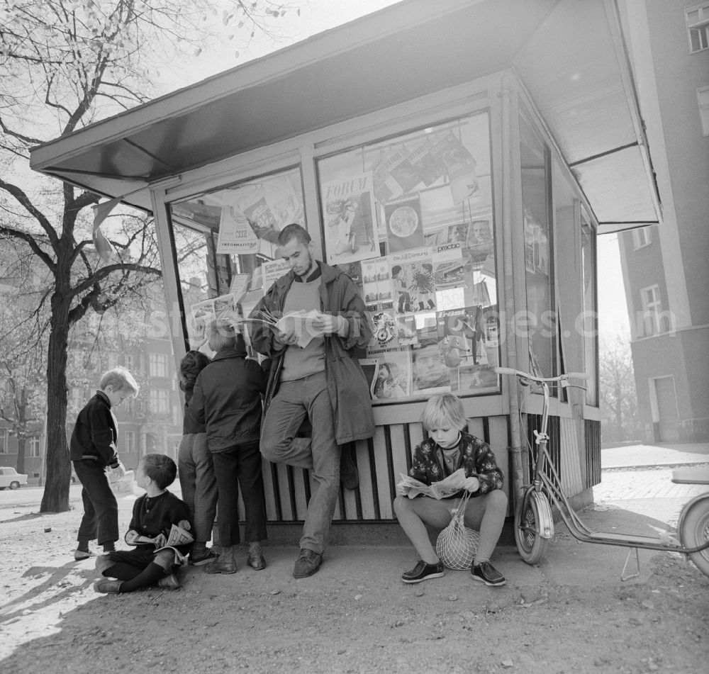 GDR image archive: Berlin - Friedrichshain - Children buy newspapers at a newsstand in Berlin - Friedrichshain