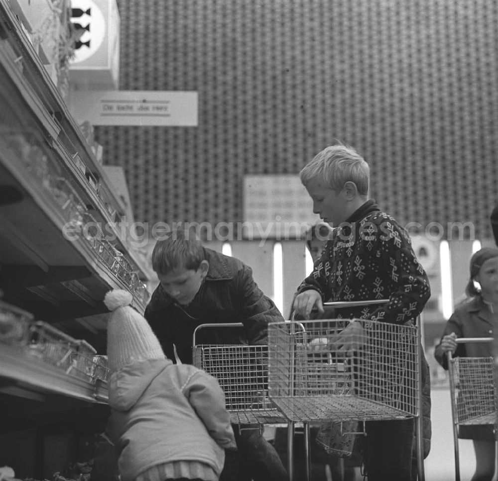 GDR image archive: Rostock - Kinder mit Einkaufswagen vor dem Süßigkeitenregal in der HO Kaufhalle im Ortsteil Lütten Klein in Rostock. Eröffnung am 04.