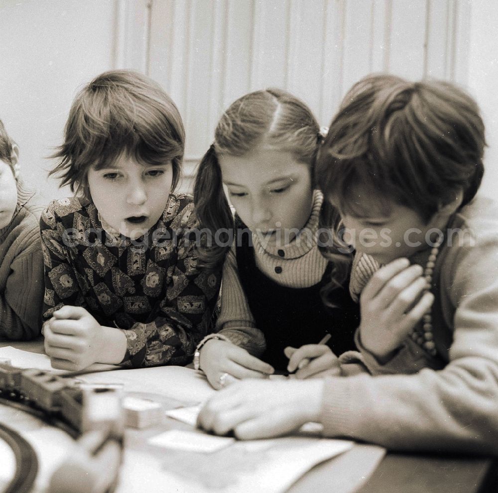 GDR picture archive: Berlin - Children make together homework in Berlin, the former capital of the GDR, German democratic republic