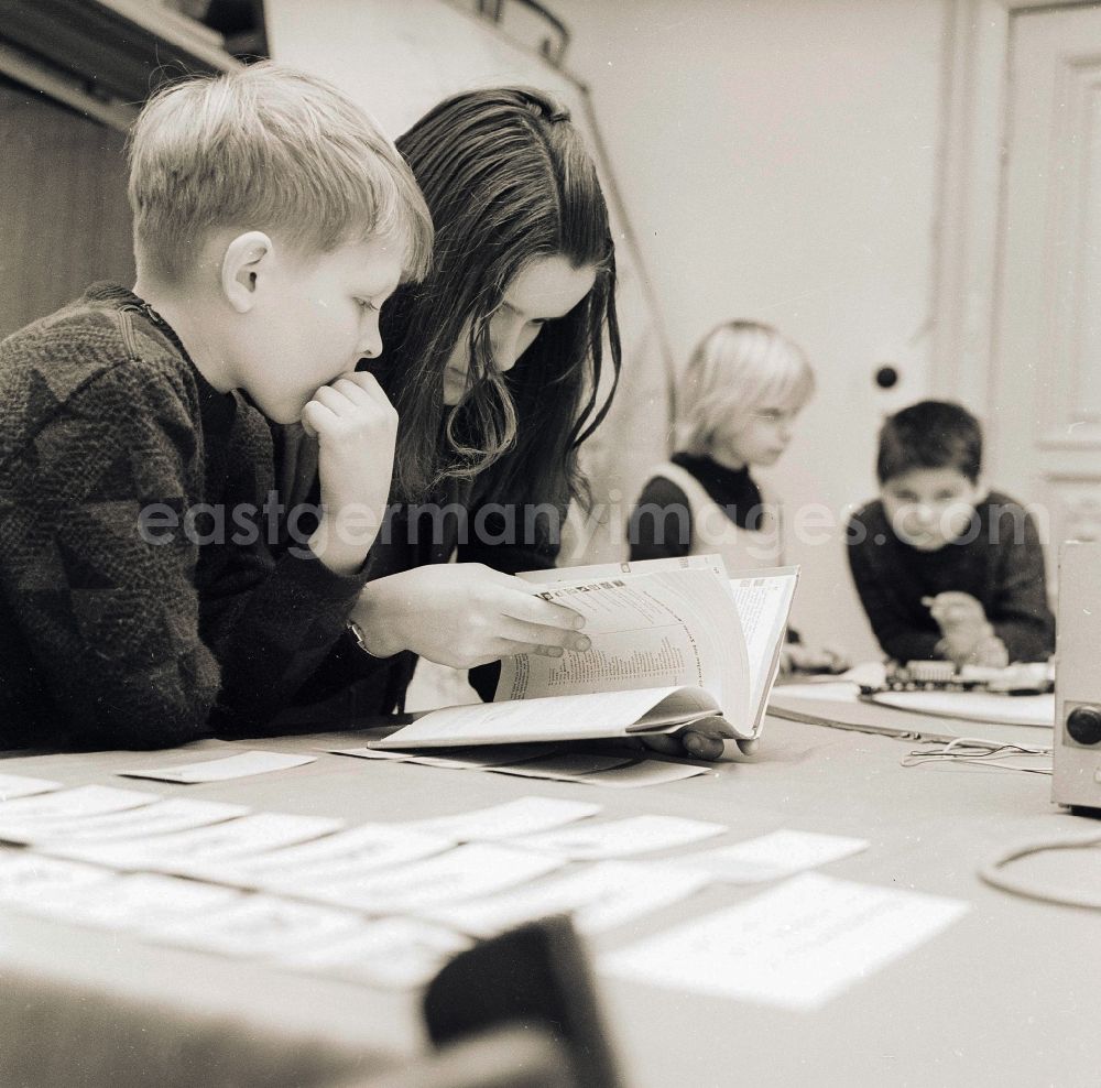 GDR image archive: Berlin - Children make together homework in Berlin, the former capital of the GDR, German democratic republic