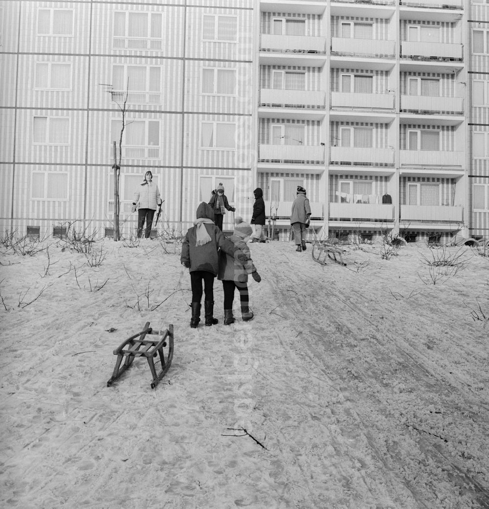 GDR picture archive: Berlin - Children with sledges on a toboggan hill in a residential area in Berlin, the former capital of the GDR, German Democratic Republic