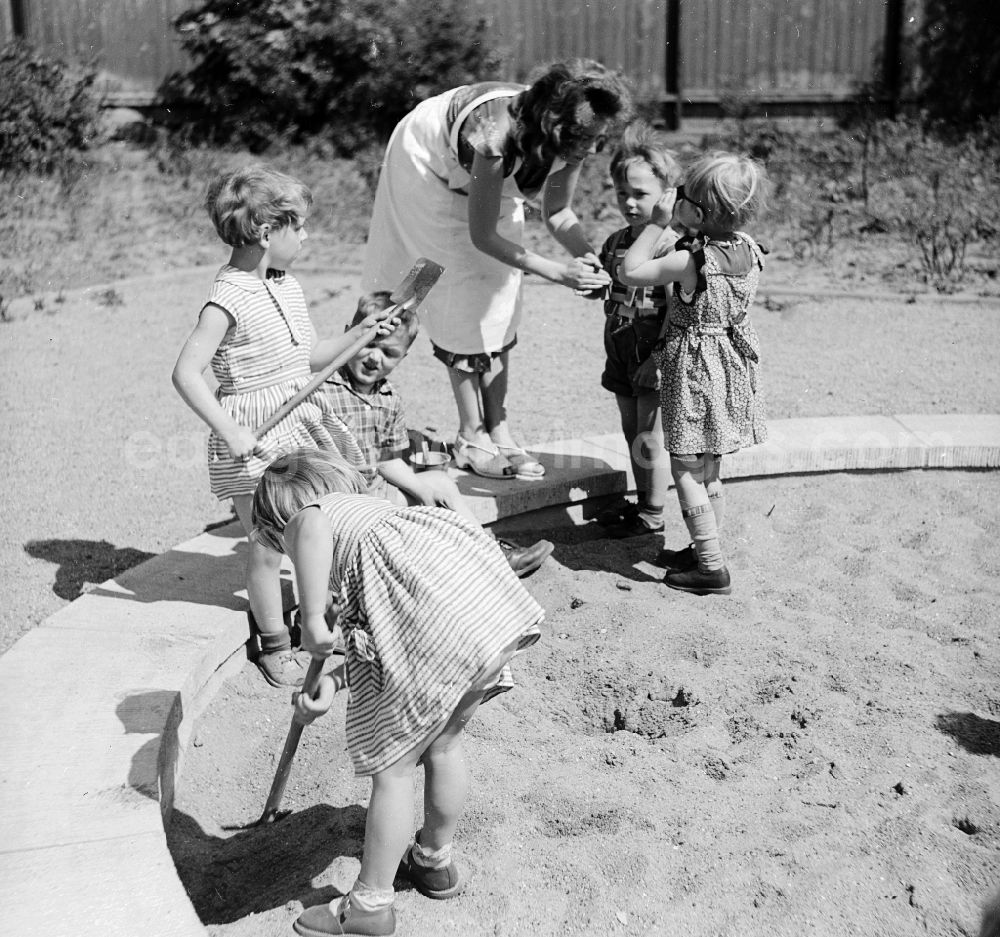 GDR image archive: Arnstadt - Children play playfully in the bottle box of a kindergarten in Arnstadt in the federal state Thuringia in the area of the former GDR, German democratic republic