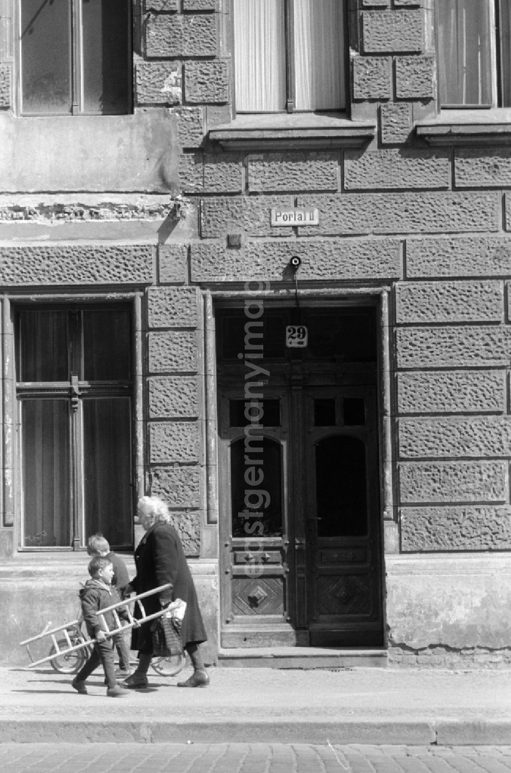 Berlin: Children are playing in front of the entrance of an old building in Berlin, the former capital of the GDR, German Democratic Republic